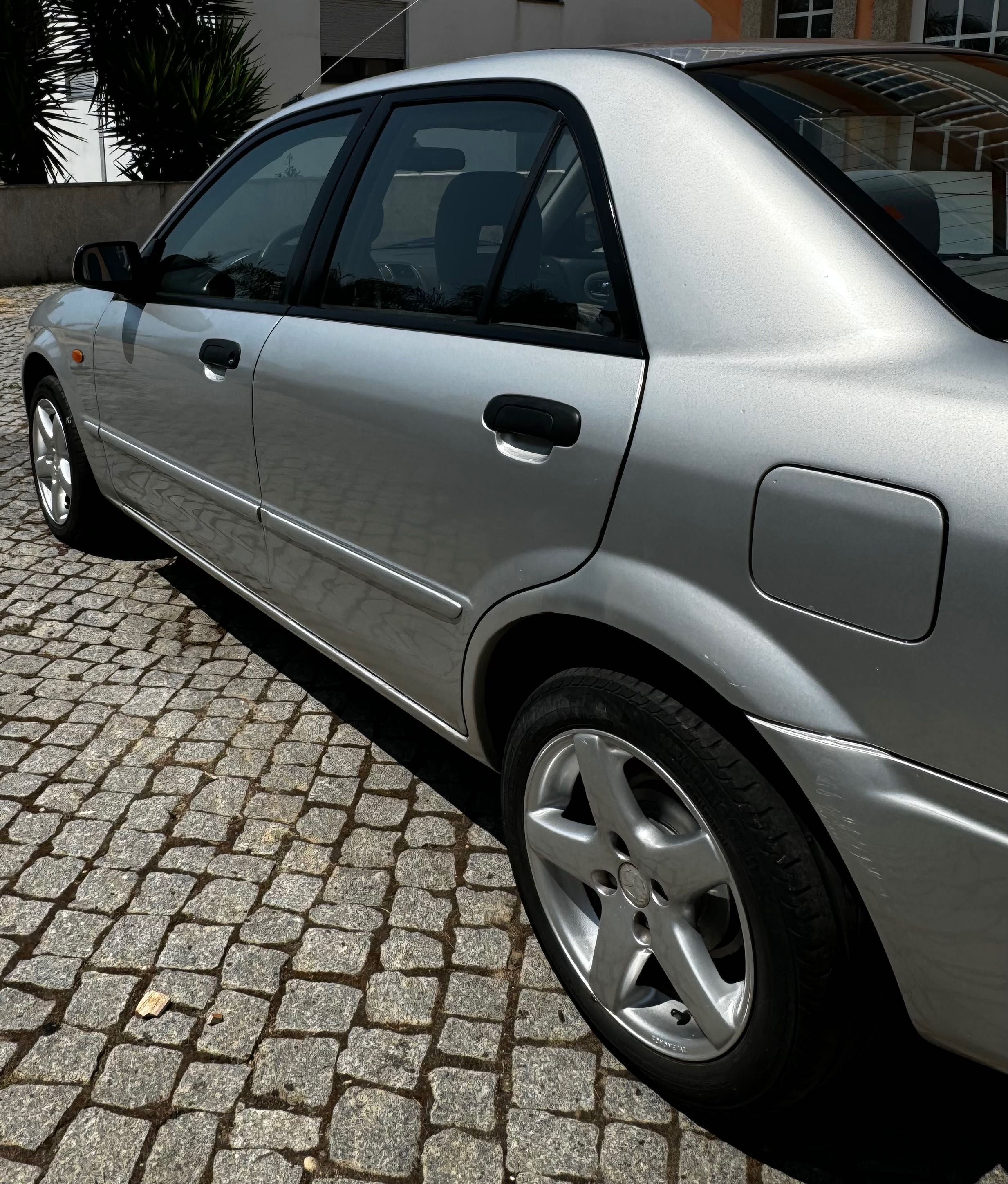 Mazda 323 Sedan 2002