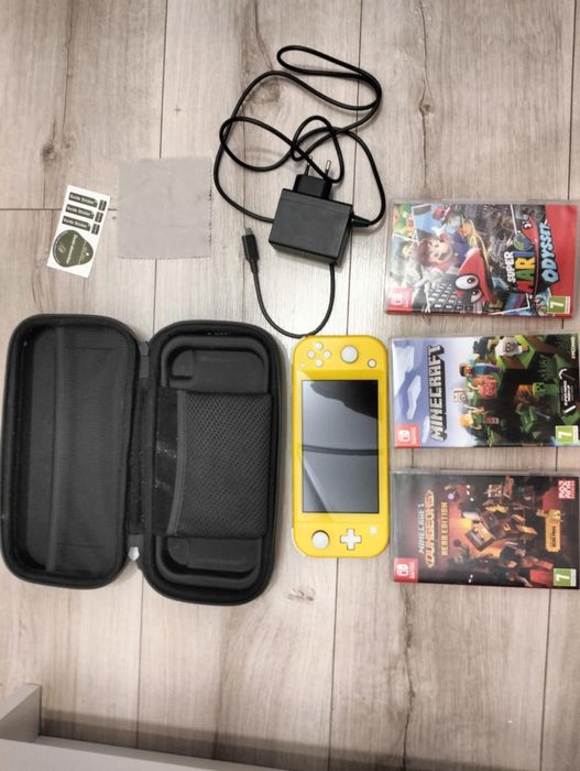 Nintendo Swith Lite
W zestawie:
- etui 
-3 gry: Minecraft, Super Mari