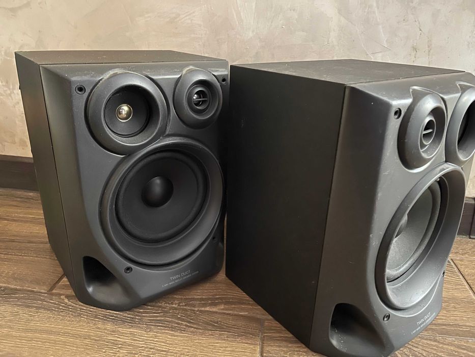 Колонки на полочные AIWA  NO. SX-NAV70 и центр как усилитель
