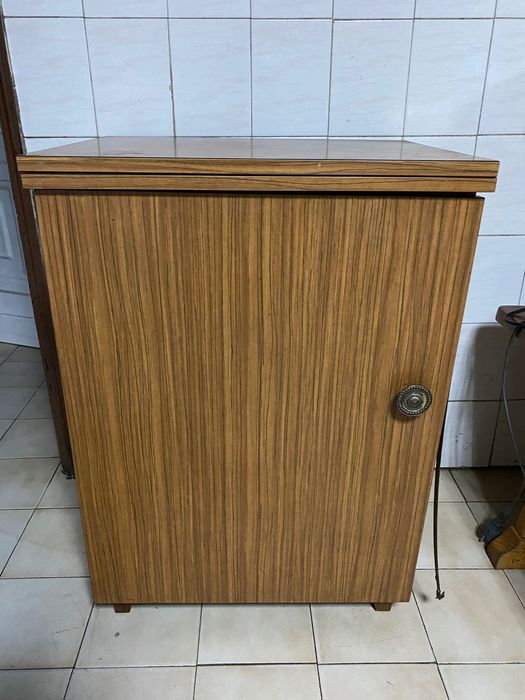 Máquina de costura com móvel