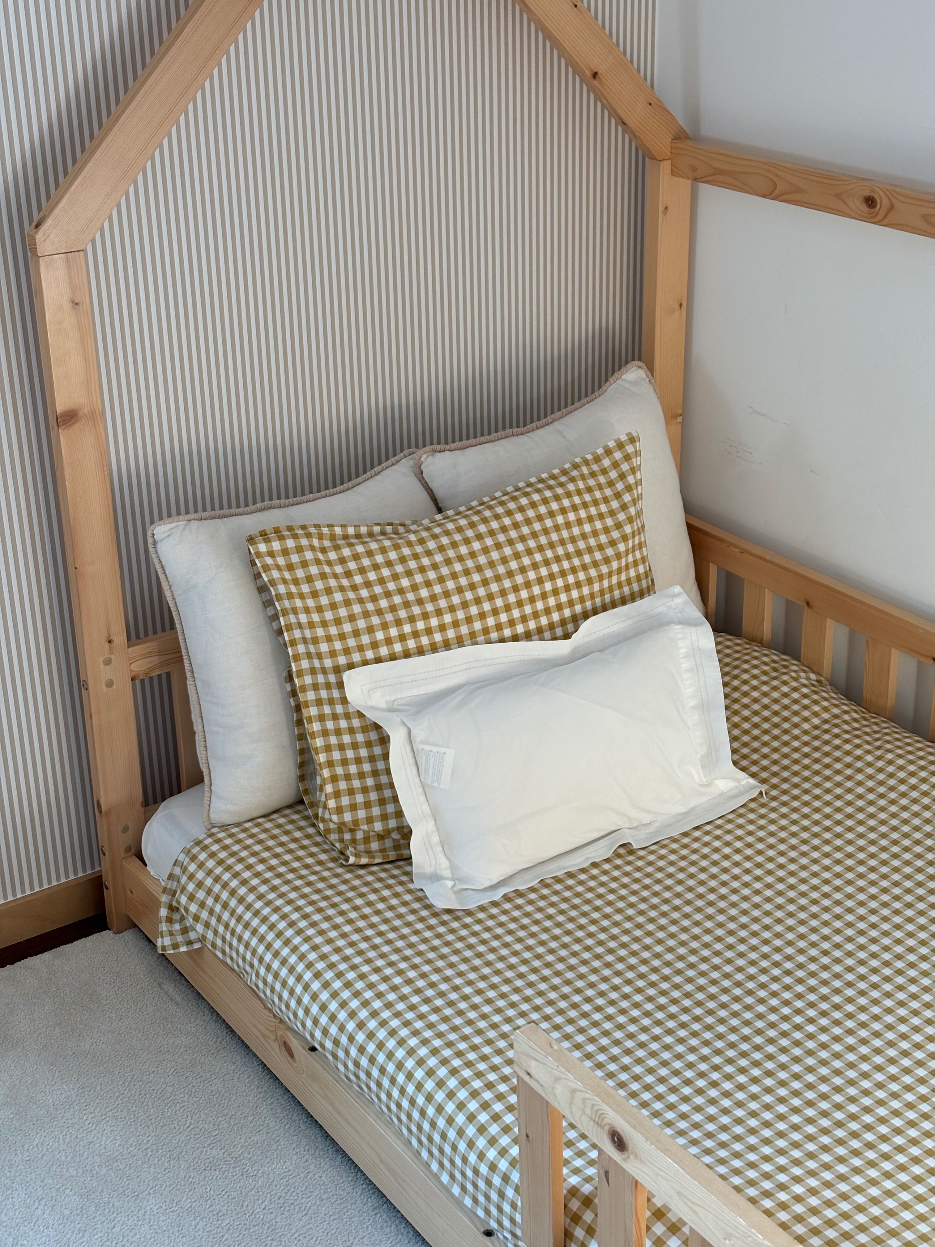 Cama de criança Montessori em madeira polida