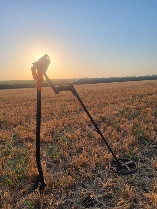 Поиск металлоискателем сережка кольцо пляж парк клад