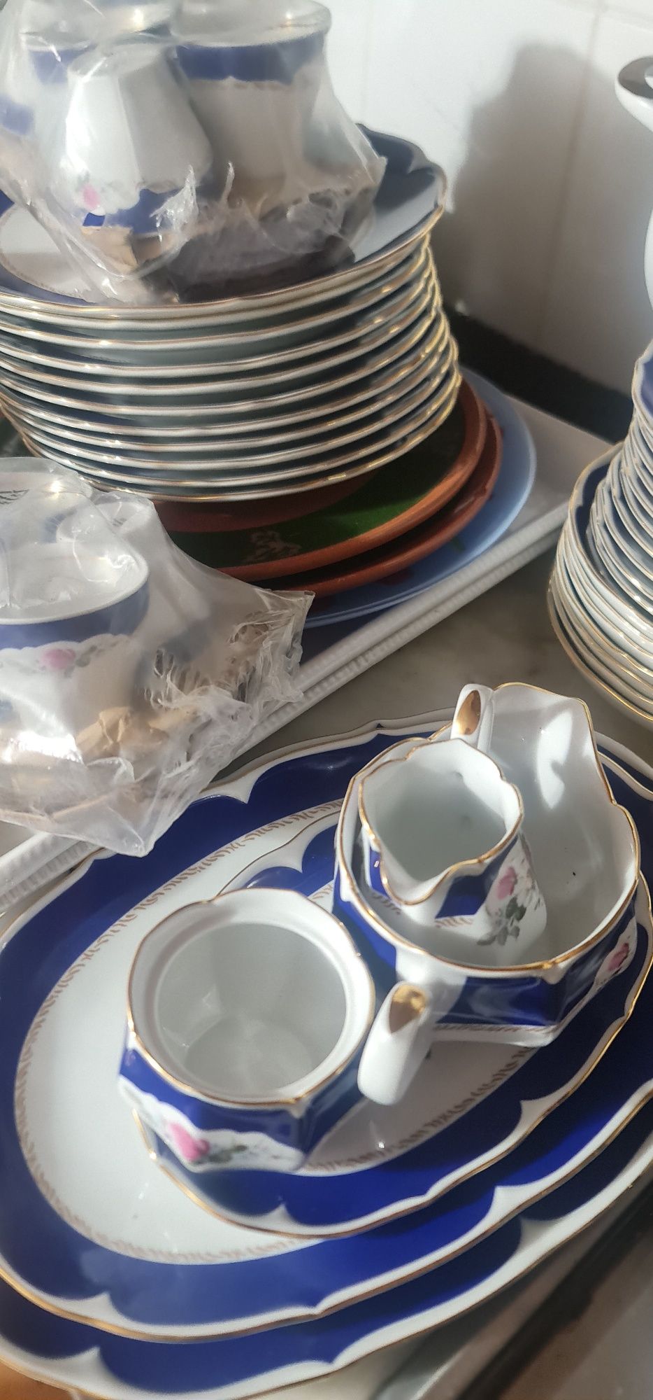 Conjunto de loiça em porcelana filetada a ouro