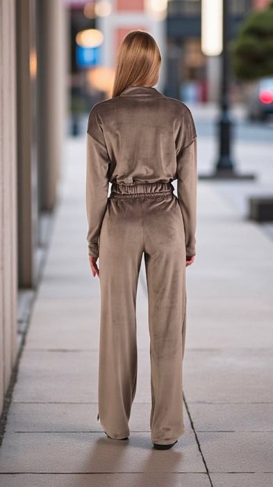 Жіночий велюровий костюм,42