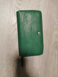 Zielony skórzany portfel