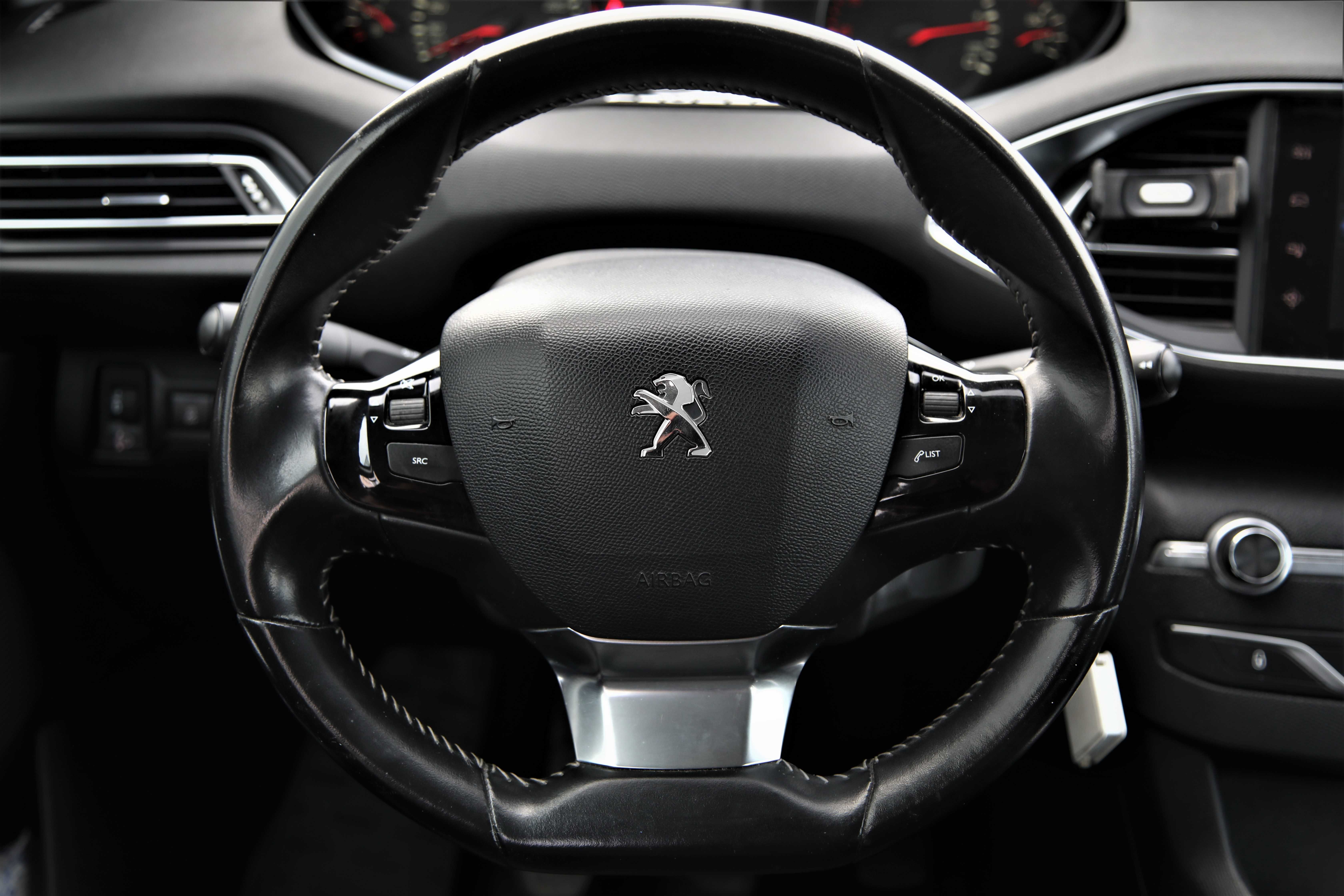 Peugeot 308 2015 року