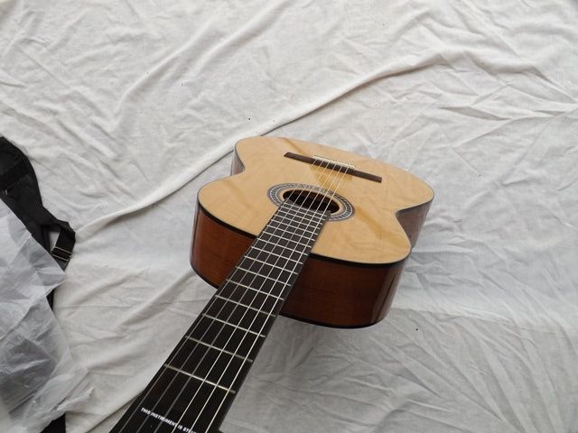 Guitarra clássica madeira maciça nova