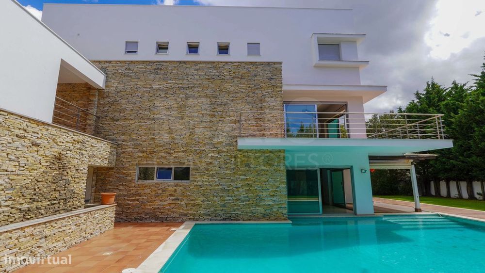 Casa isolada T4 c/ 3 pisos, piscina, lote murado c/ 875m2. Fica den...