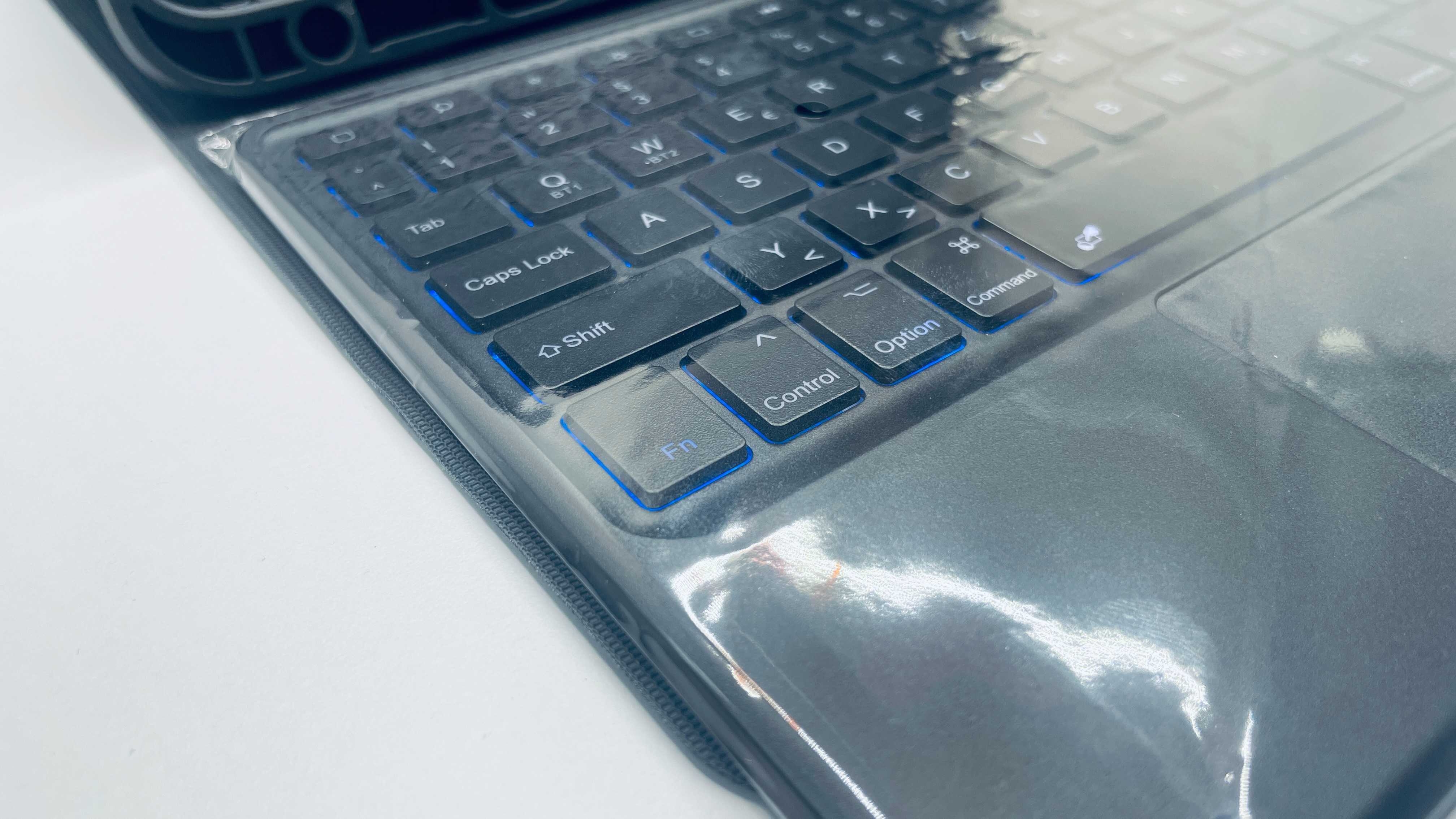 Etui iPad 10 2022 z Klawiaturą Touchpad Podświetlenie (DE) + Podstawka