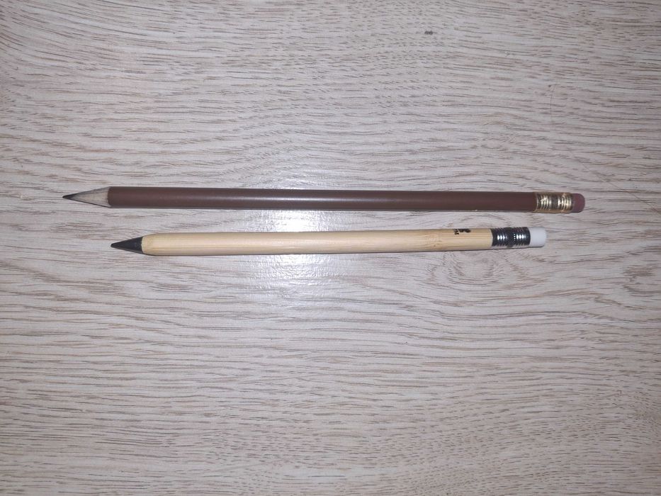 Dwa ołówki z gumką