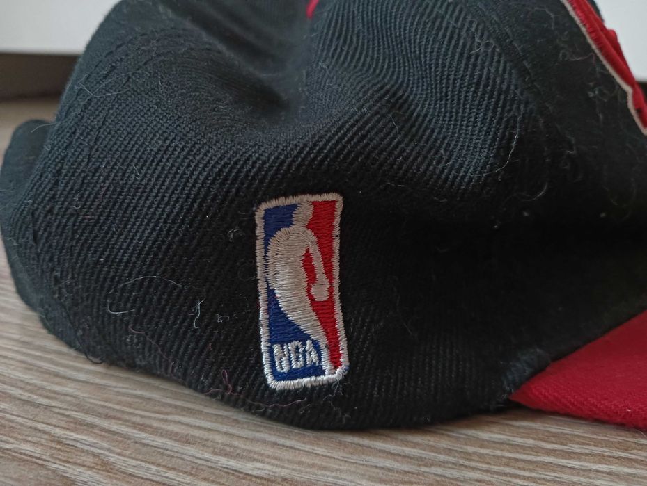 Czapka Mitchell & Ness Chicago Bulls NBA – czarna z czerwonym daszkiem