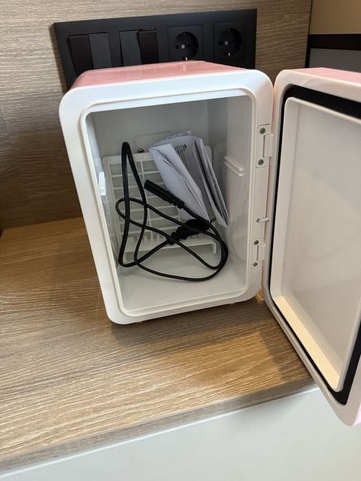 Холодильник для косметики від Sinsay (на сайті розпродан вже) новий!