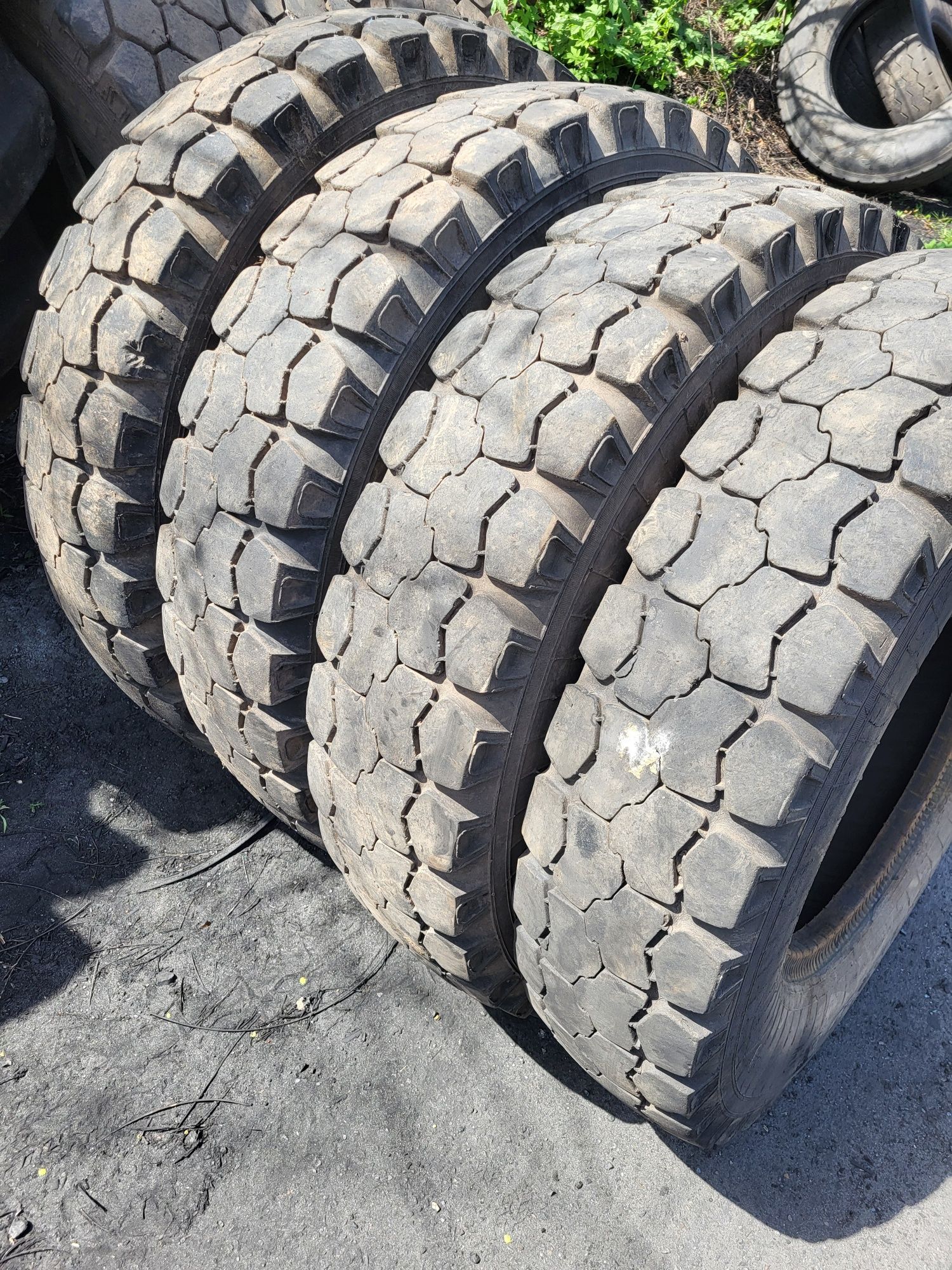 Продам шины б/у 8.25R20