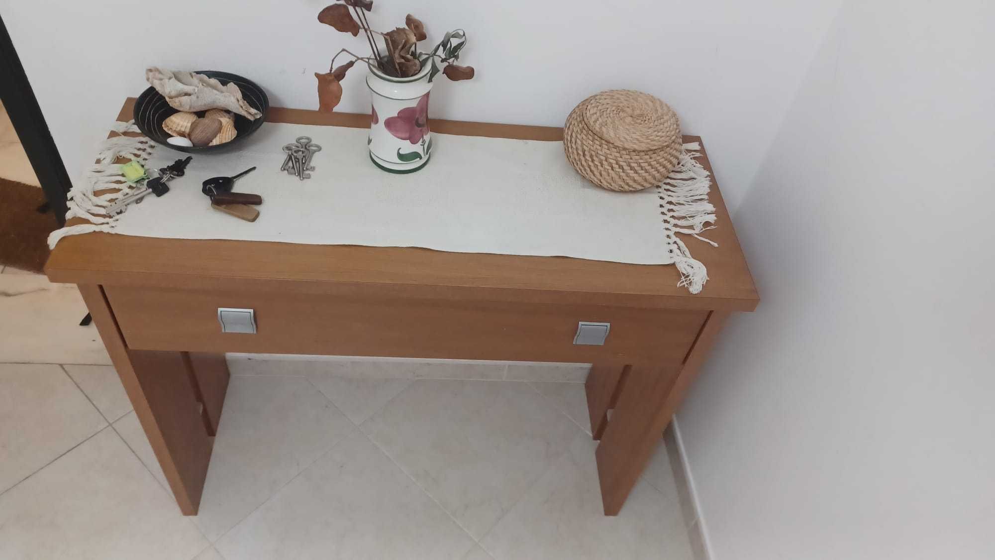 Móvel de entrada em madeira