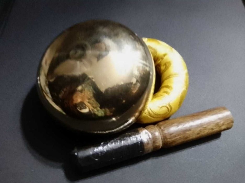 Misa tybetańska grająca gładka 8 -8.5 cm, pałka do rotacji, poduszka.