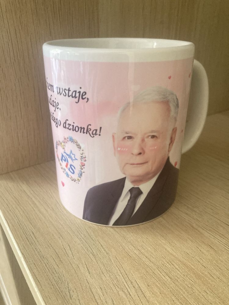 Kubek Prezes Kaczyński PiS Kto rano z uśmiechem wstaje, temu wszystko