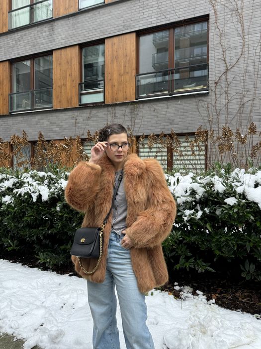 Krotkie puszyste futro naturalne z farbowanego lisa polarnego