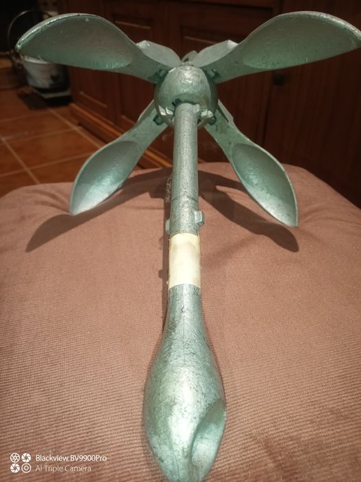 Pequena âncora tem marcas mas é nova