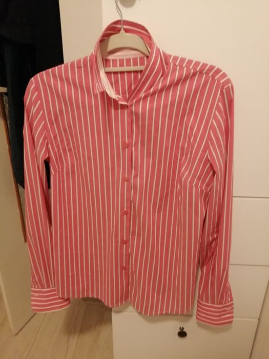 Czerwona koszula w białe paski