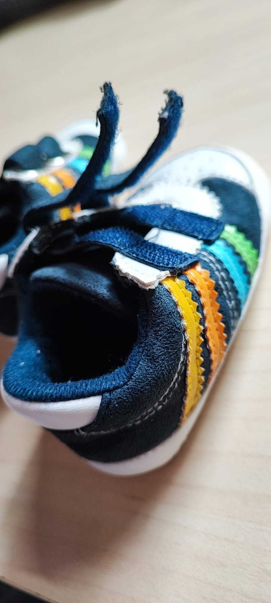 Sapatos bebé com riscas coloridas