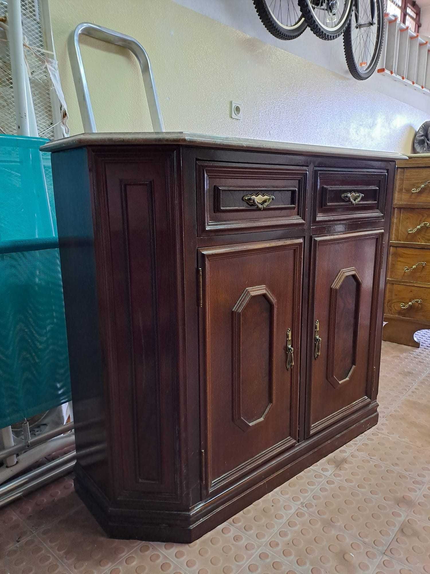 Cómoda de entrada com tampo em pedra trabalhada