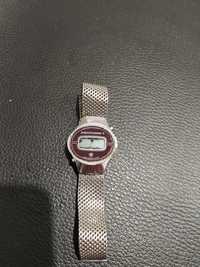Продаются женские электронные часы времён СССР.