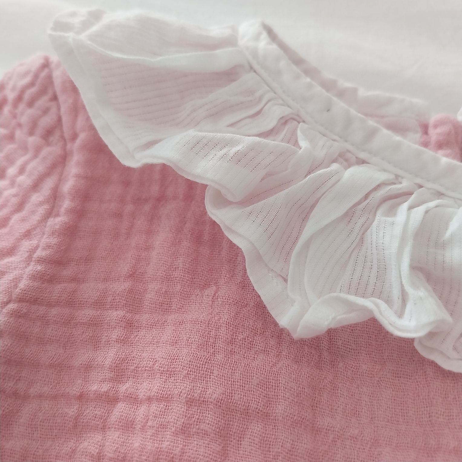 Fofo musseline cor de rosa com gola de folhos