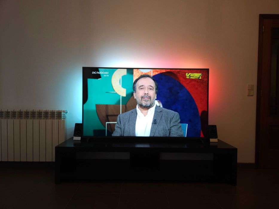 Philips Smart TV LED 4K UHD com AmbiLight 70PUS6724/12