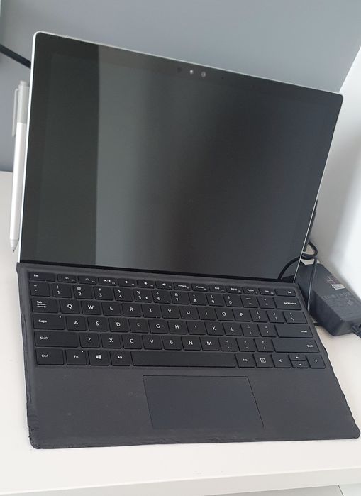 Laptop surface używany