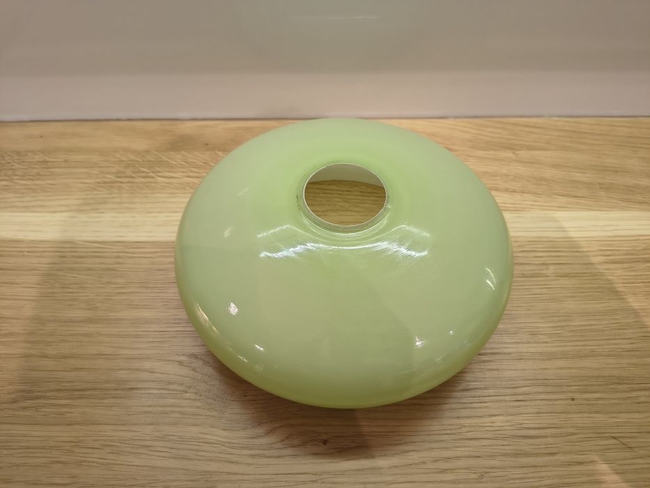 Zielona stara lampa typu beret