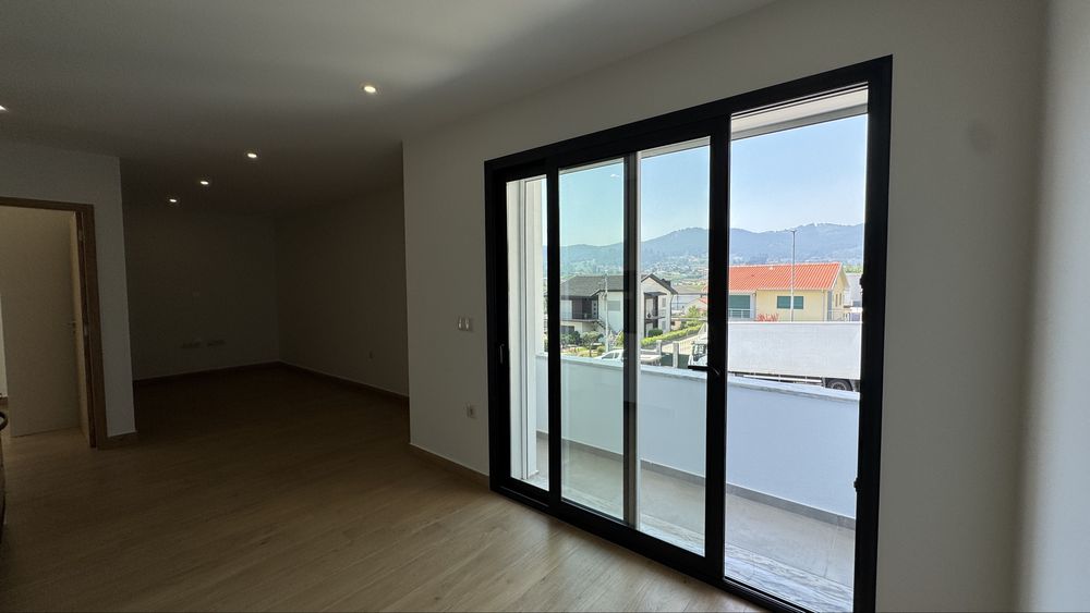 T1 Novo com Terraço - Perto do Continente das Taipas