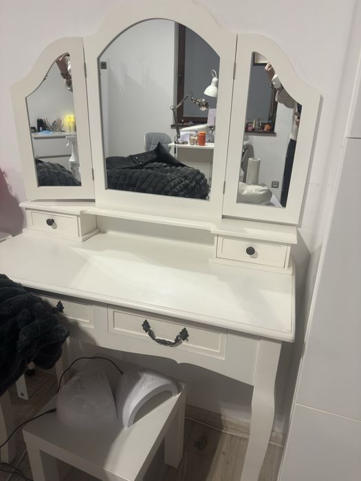 Toaletka biała z lustrem