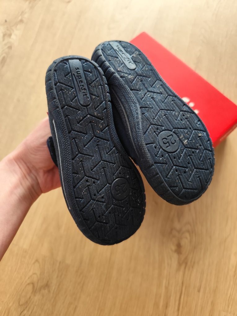 Kapcie Superfit bill rozmiar 25 

Kapcie w bardzo dobrym stanie, noszo
