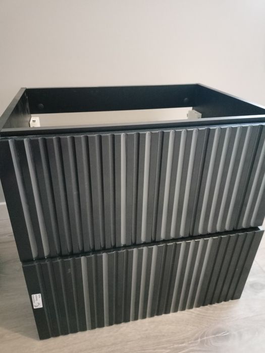 Czarna szafka z blatem podwieszana do łazienki