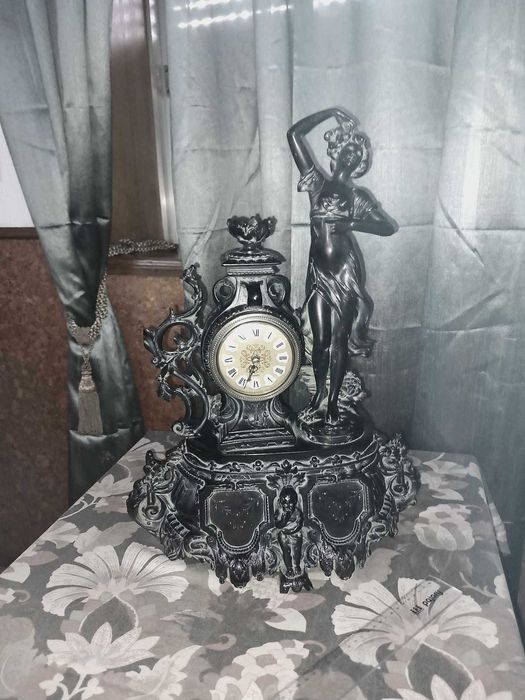 Relógio/estatueta de mesa