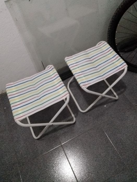 1 Mesa em PVC, 2 Bancos desdobráveis e 3 Cadeiras em PVC