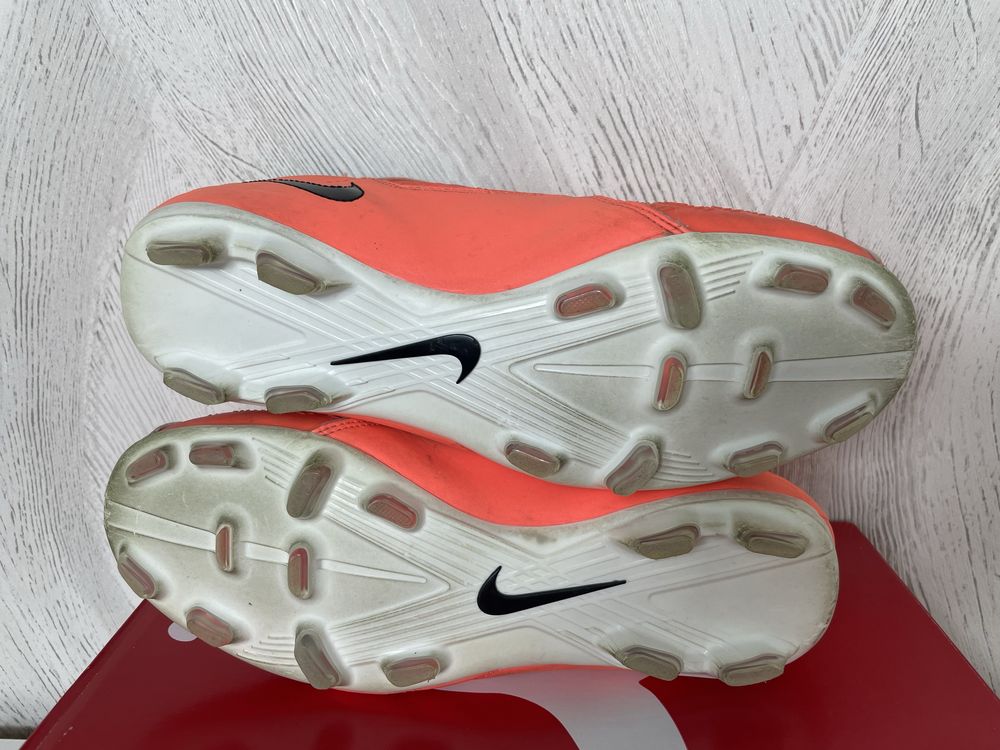 Продам футбольные копочки Nike T90