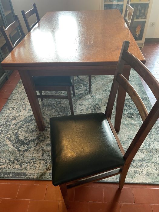 Mesa com extensão e 4 cadeiras de madeira