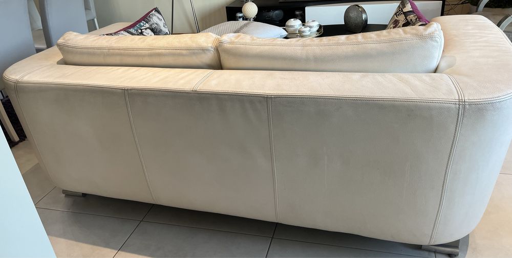 Sofá branco com almofadas