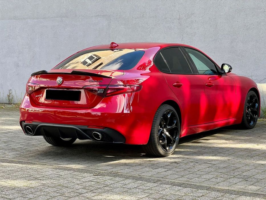 Alfa Romeo Giulia Czerwona Veloce mały przebieg nowe opony