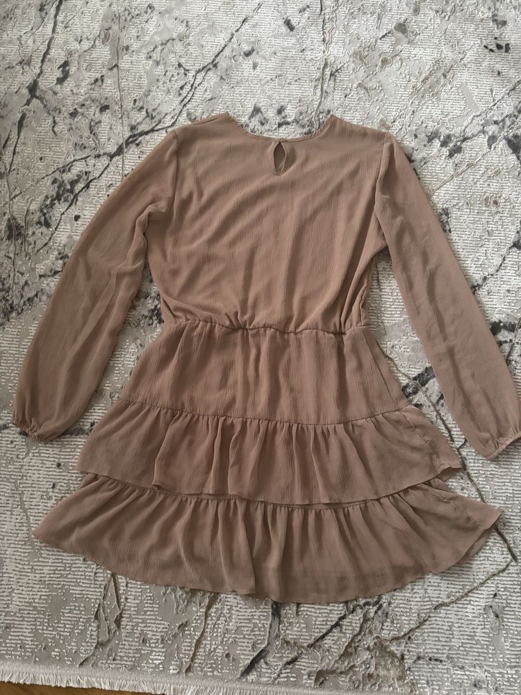 Sukienka z falbankami brąz camel nude Sinsay
