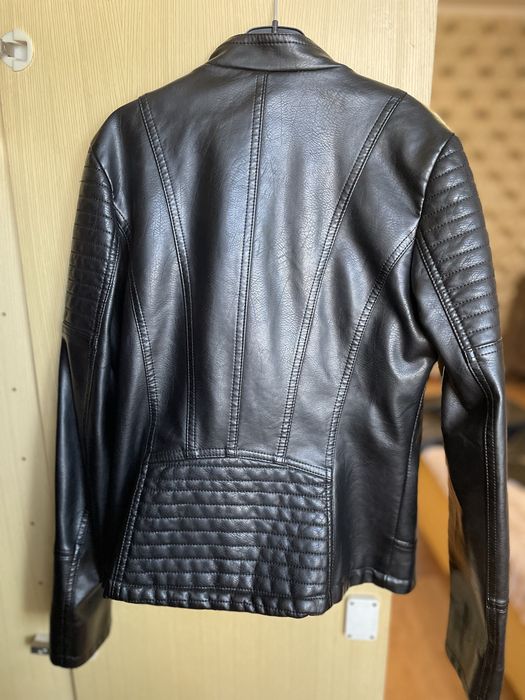 Жіноча шкіряна куртка