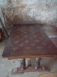 Stół drewniany z krzesłami i kredens