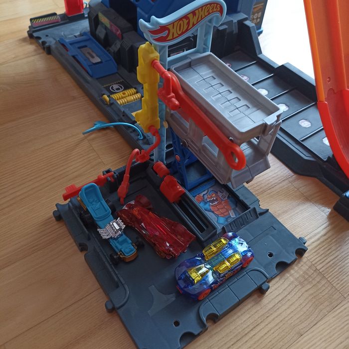 Mega garage Hot Wheels - wyrzutnia i tor samochodowy