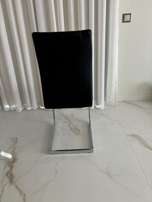 Cadeira eco pele preta com pernas em cromado