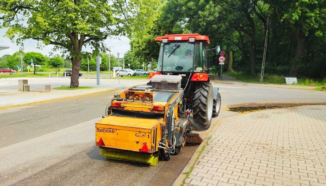 Zamiatarka ciągniona szweckiej firmy aebi Schmidt BEMAB G1