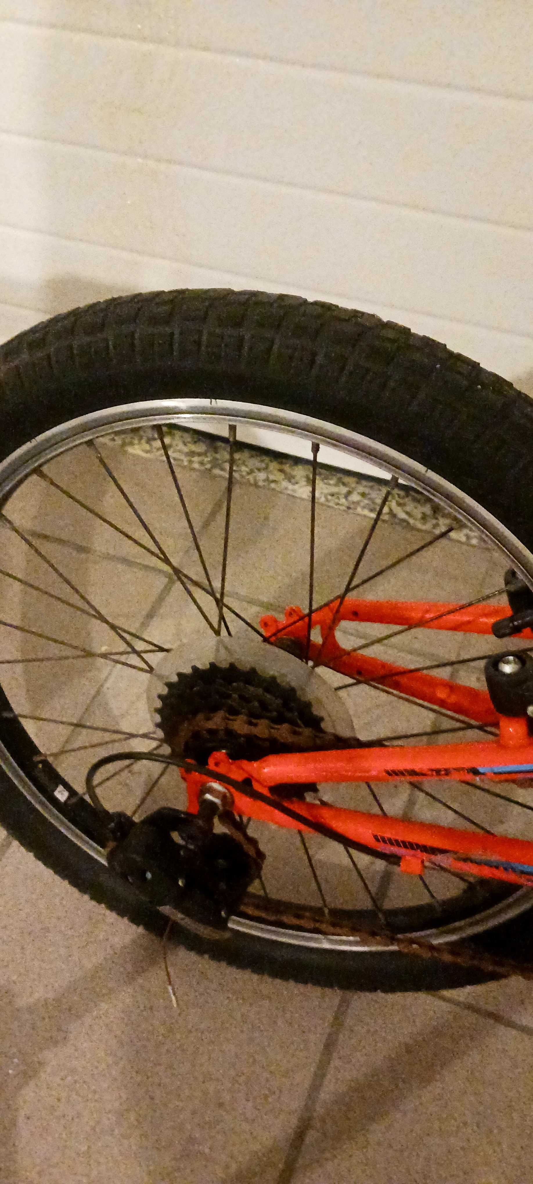 Bicicleta usada laranja apropriada para crianças dos 7 aos 11