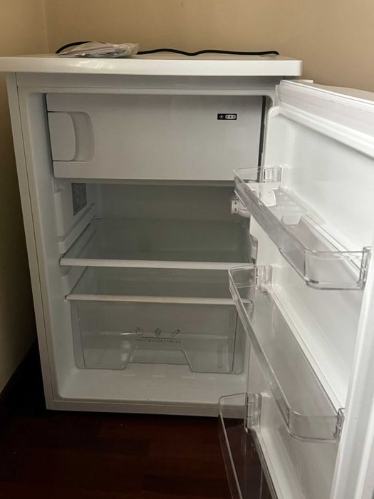 Frigorífico Pequeno ELECTRONIA (Como Novo) - AutoDefrost