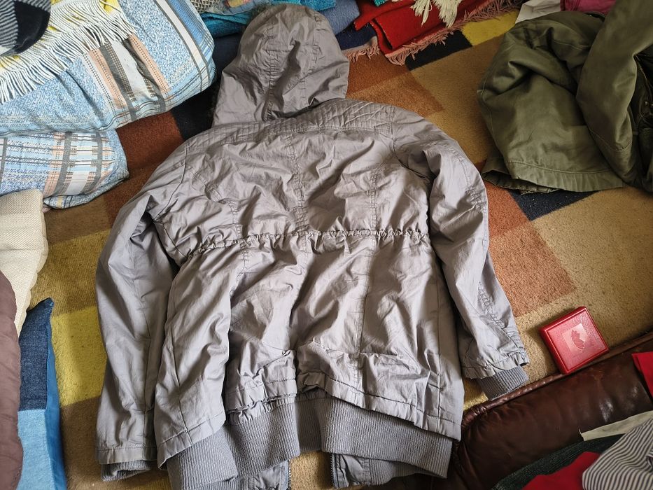 Szarą kurtka z kapturem