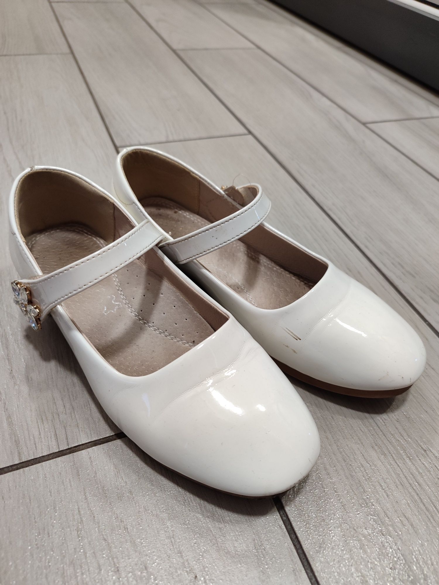 Білі туфлі для дівчинки